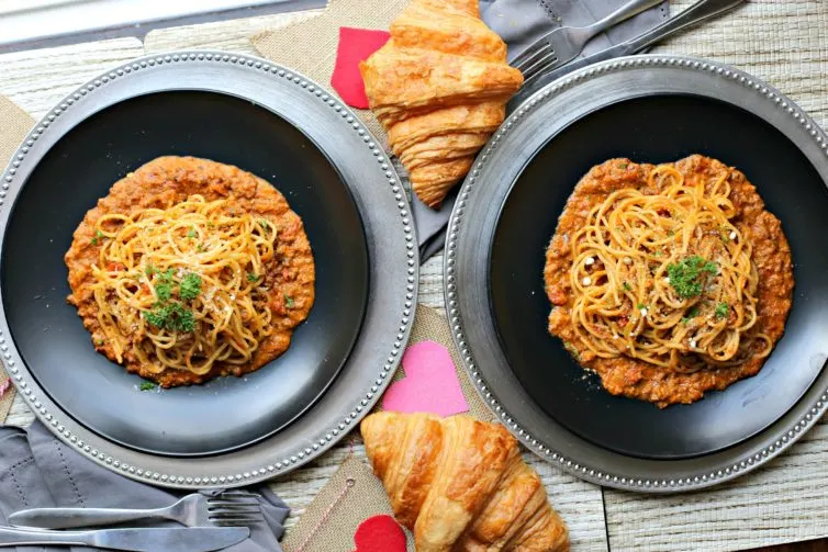 bolognese spaghetti with croissants