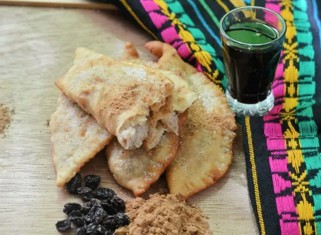 empanadas de manjar with cinnamon and raisins