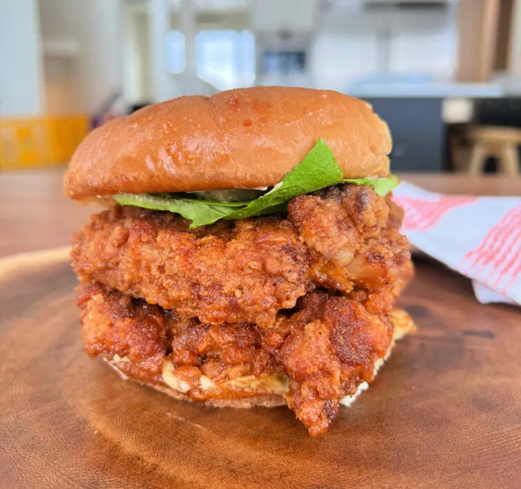 Fried chicken sandiwch with lettuce and spicy sauce