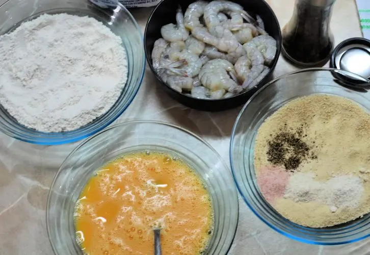 ingredients ready to make crunchy shrimp